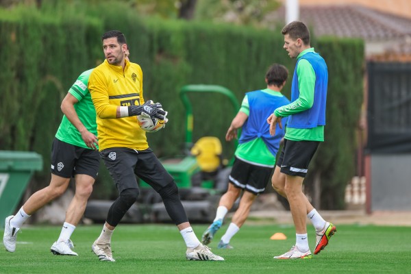 El Elche prepara la visita a Bilbao sin los internacionales ni Edgar Badía, enfermo
