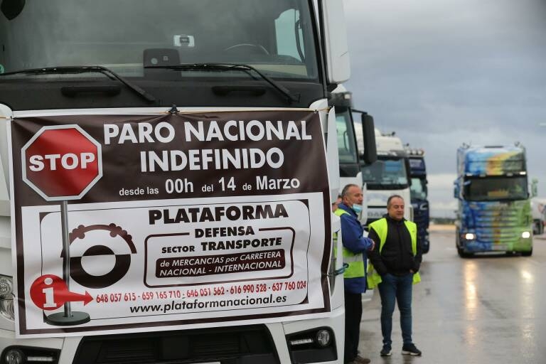 Los transportistas en paro piden no decaer y critican a quienes retoman actividad

