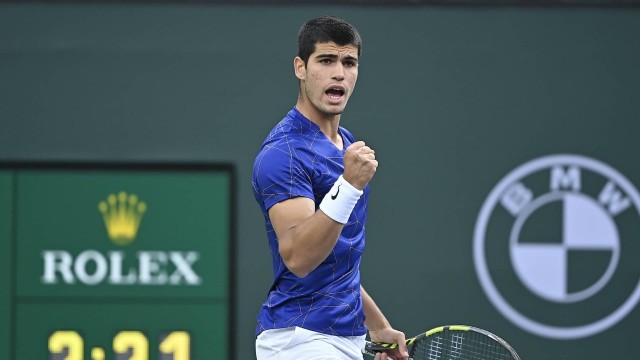 Carlos Alcaraz avanza a cuartos en Miami tras vencer a Stefanos Tsitsipas
