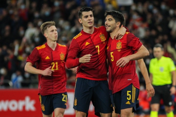 Guillamón y Soler brillan en la goleada de España