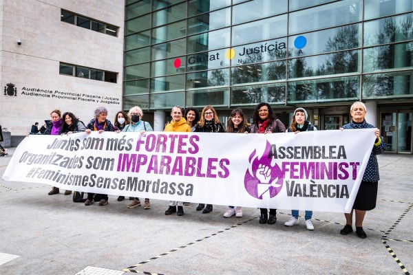 Feministas se concentran ante un nuevo juicio a una piquetera por la huelga del 8M de 2018