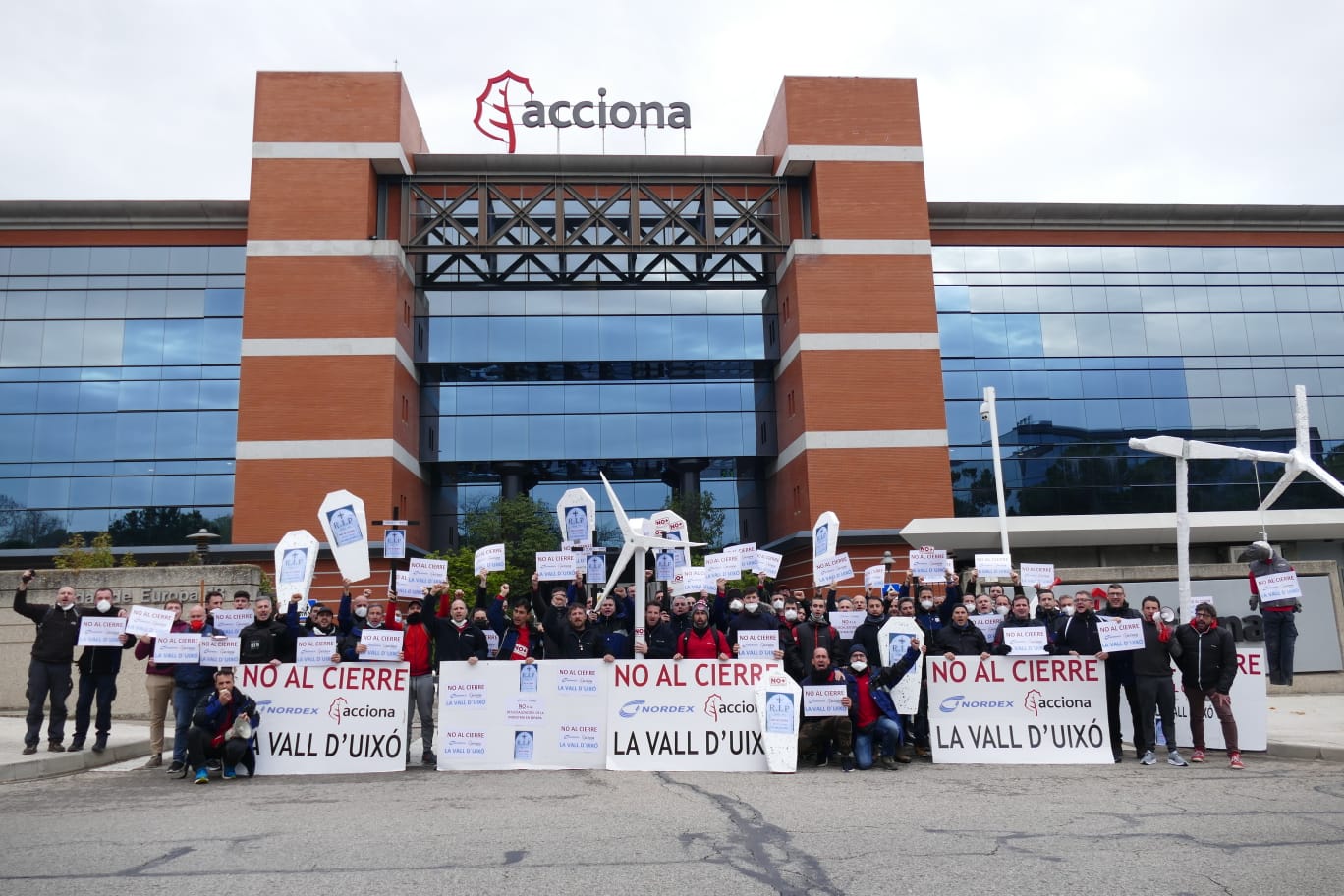 Los trabajadores de Nordex llevan su protesta a la sede de Acciona en Madrid y el Congreso