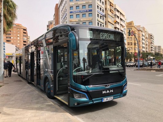 Alicante ratifica el futuro servicio de autobús y prueba vehículos eléctricos con 16 horas de carga