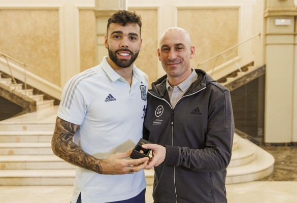 Rubiales entrega las insignias por su debut con España a Yéremy, Guillamón y David Raya