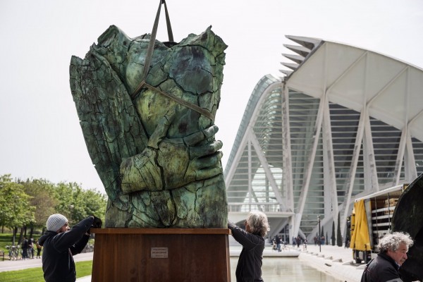 Comienza el montaje de las esculturas de Mitoraj en la Ciutat de les Arts