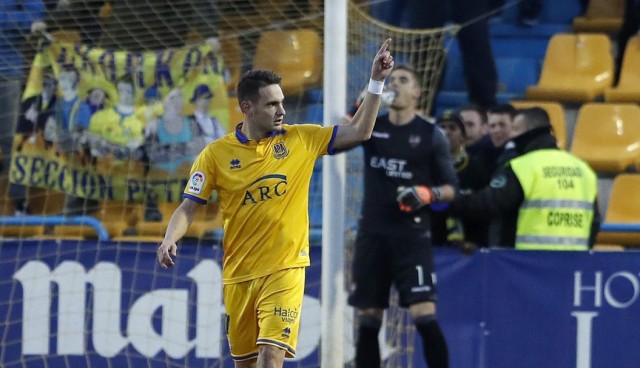 El Alcorcón frena al líder