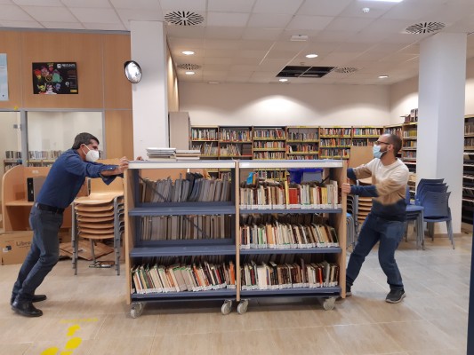 Més de 40.000 exemplars del fons bibliogràfic de Benicarló es traslladen a la nova biblioteca