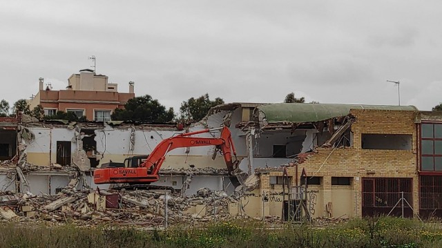 Empiezan las obras de derribo de La Paz de Torrellano para el nuevo colegio de 500 plazas escolares