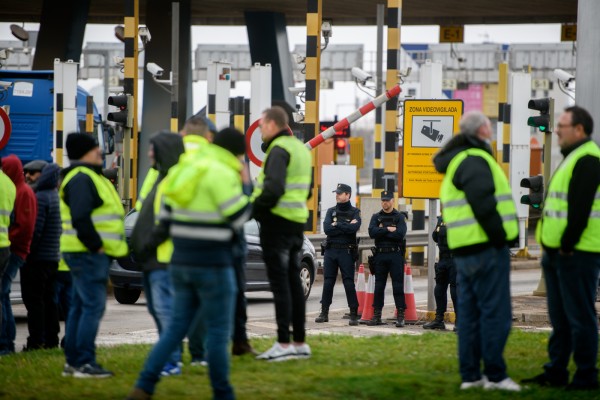 El Puerto de Valencia deja de admitir contenedores para exportación forzado por el paro del transporte