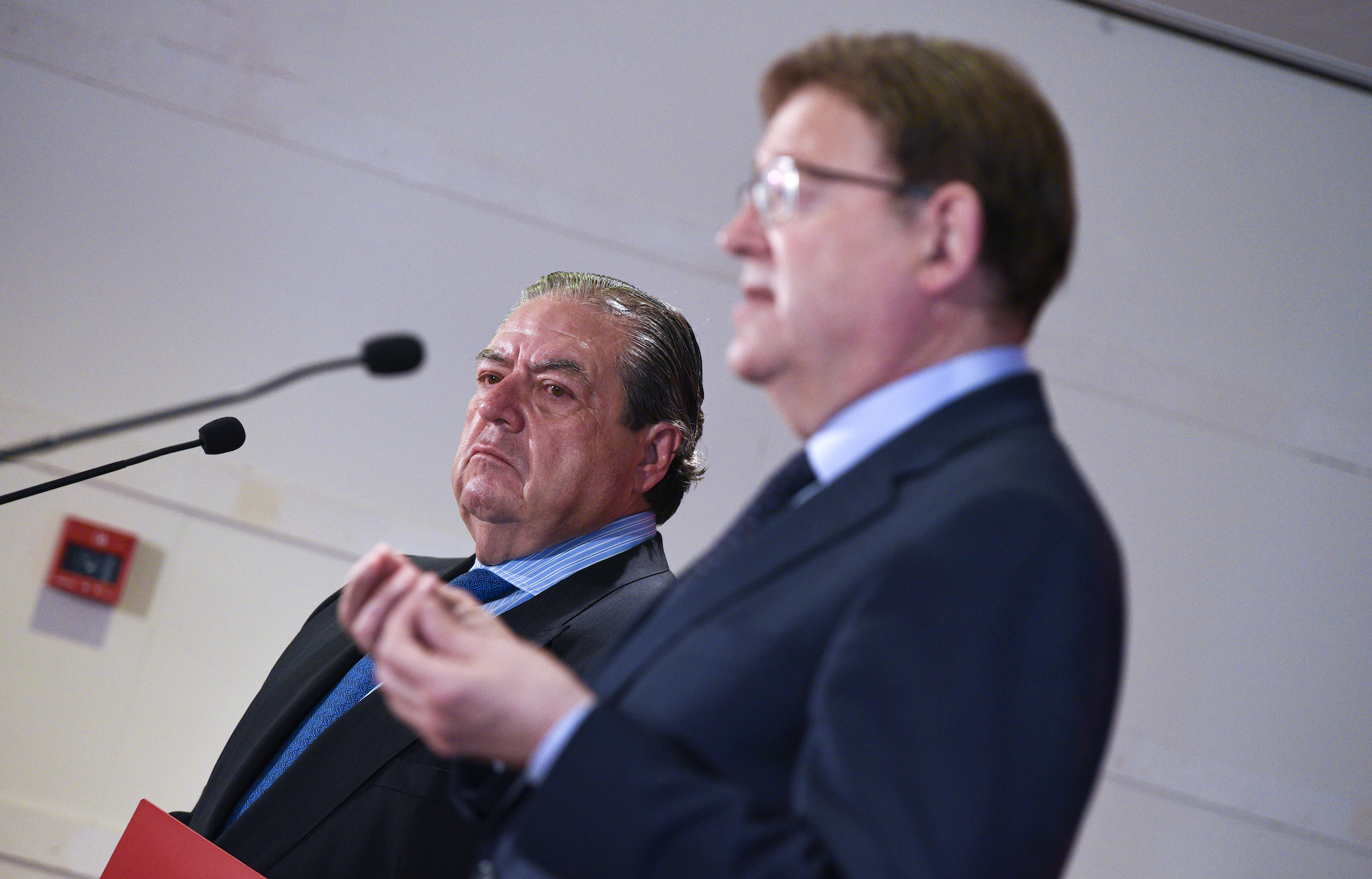 AVE critica que Puig y Ribó 