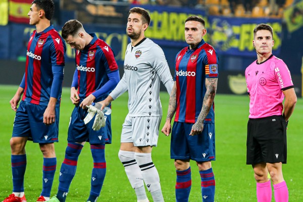 El Levante lucha contra sí mismo en el final de Liga