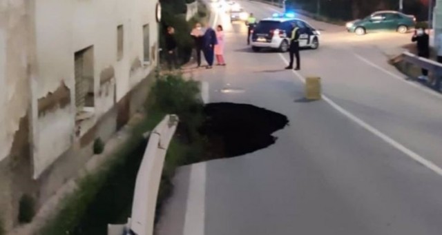 Susto por un socavón en la carretera que une las pedanías de Los Dolores y Los Garres en Murcia