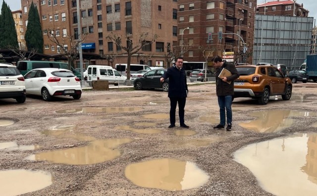 Casabó (PP) pide soluciones para los baches en el párking junto al jardín del barrio de El Pilar