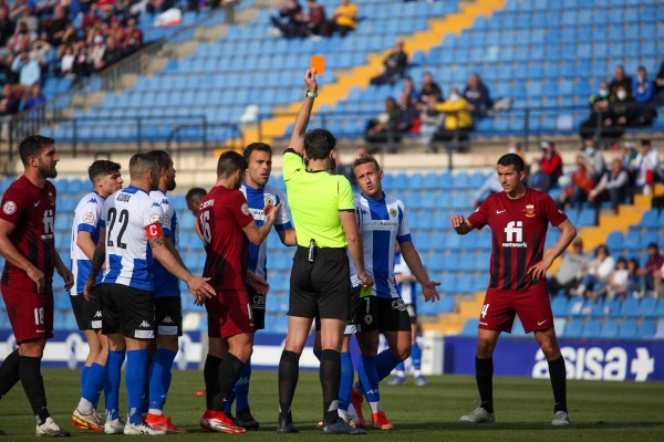 Competición suspenderá por un partido a Galán y por tres al preparador físico al ser reincidente