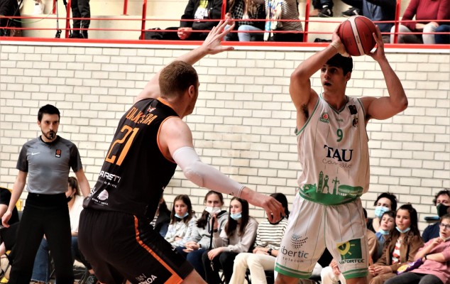 El TAU Castelló impone su ley ante el Iraurgi