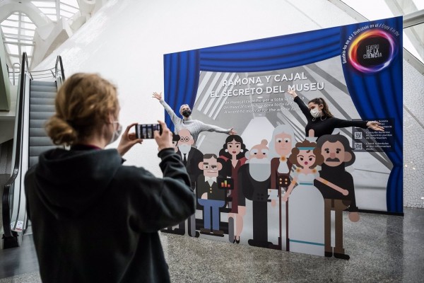 El Museu de les Ciències celebra el Día Mundial del Teatro con imágenes del musical 'Ramona y Cajal'