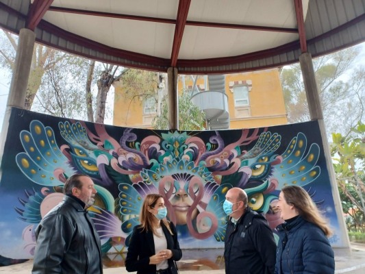 La danesa Fryda Vium firma el nuevo mural del anfiteatro del Cuartel de Artillería de Murcia