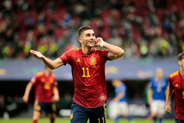 España tumba a Albania con un 'ambientazo' en Barcelona