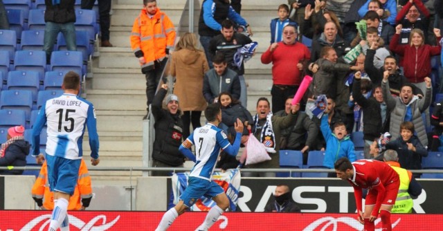 Sevilla cae en Cornellà lastrado por penalti y expulsión en minuto uno