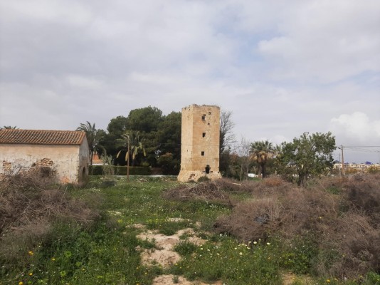 El PSOE acusa a Barcala de hacer un subparque de vehículos de limpieza junto a una torre que es BIC