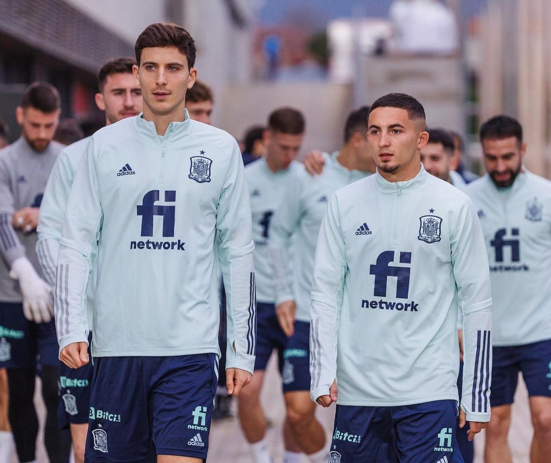 Pau Torres y Yeremy Pino, a pelear por un hueco en el regreso de la Selección a Barcelona