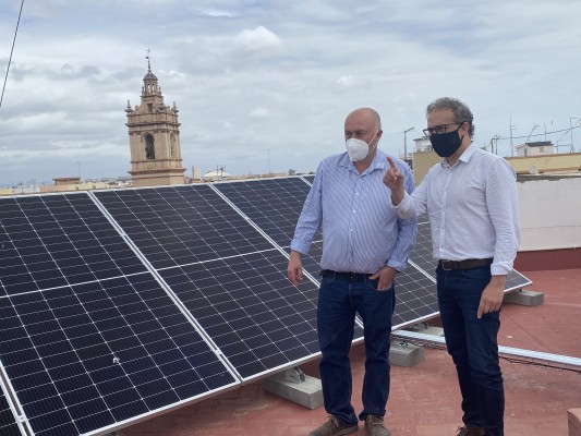 Quart de Poblet instalará placas fotovoltaicas en su piscina y su polideportivo por 133.000 euros
