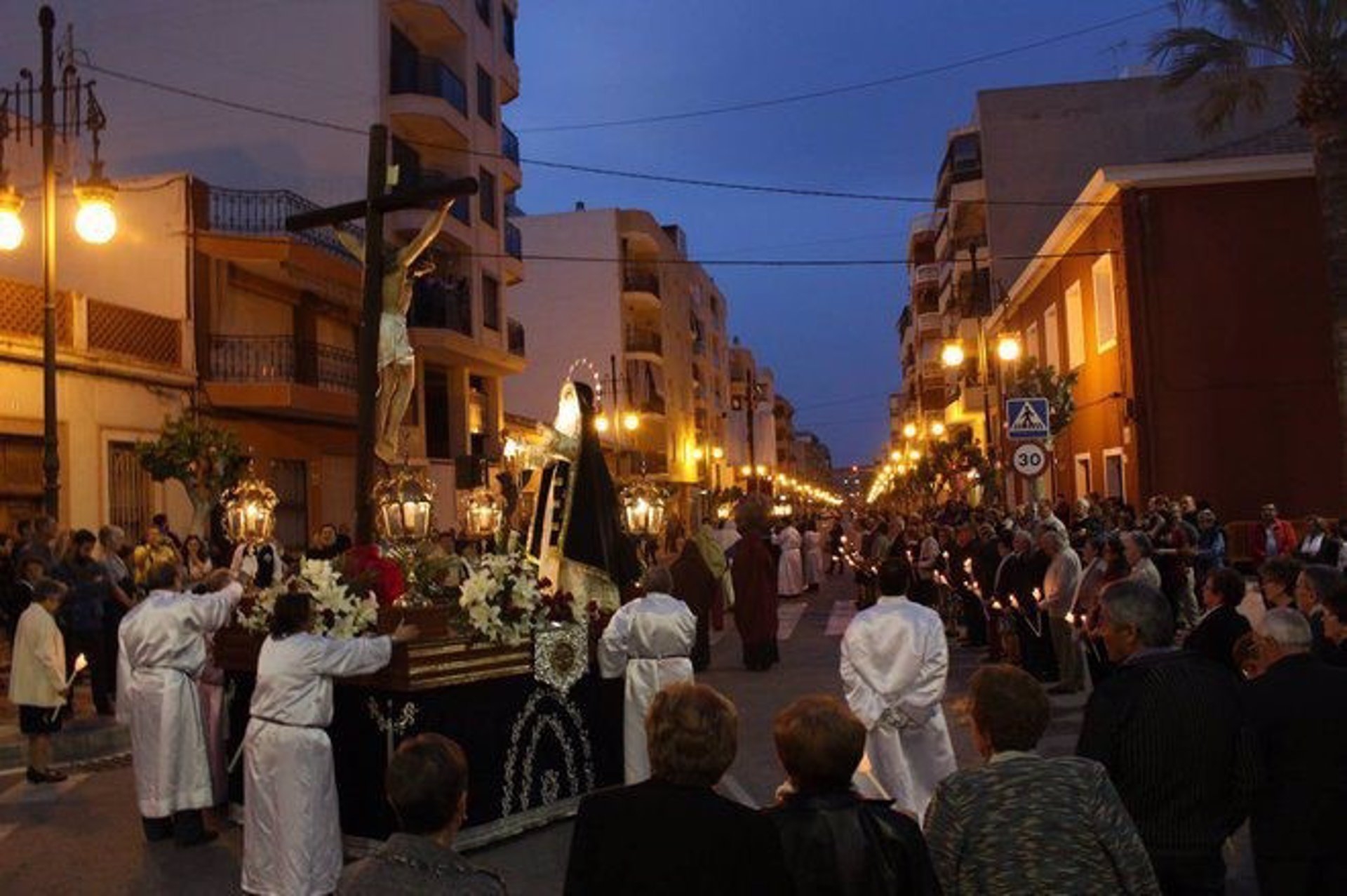 Sanidad recomienda reducir las aglomeraciones de cofrades y evitar los faldones de los pasos de Semana Santa