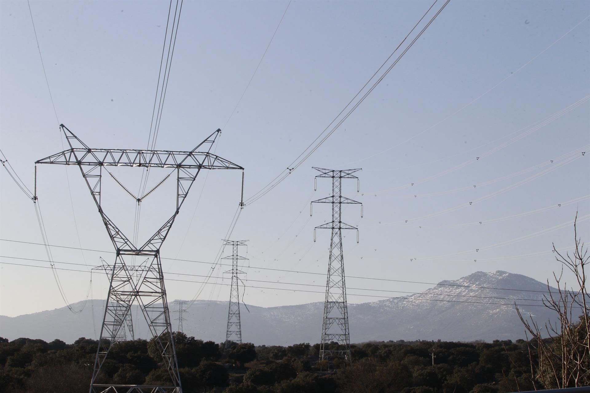El precio de la luz bajará un 10% este sábado, hasta los 237,45 euros/MWh
