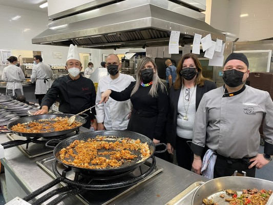 Los arroces alicantinos 'conquistan' Zaragoza en una degustación promocional junto a las Hogueras