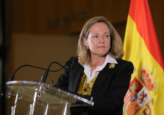  Calviño pide a las eléctricas que contribuyan a ser parte de la solución