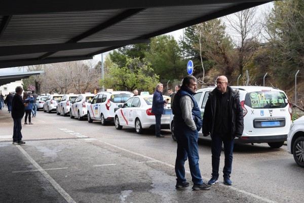Autobuses, taxis y ambulancias desconvocan la manifestación del domingo tras el acuerdo del Gobierno
