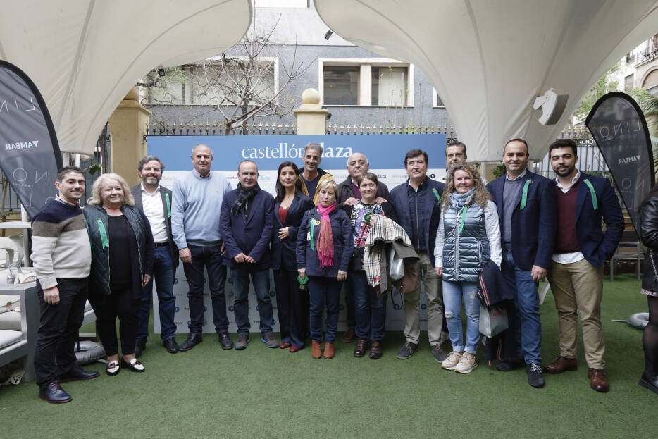 Cristina Fernández, tercera por la derecha, en la Terraza Magdalenera de 'Castellón Plaza'. Foto: ANTONIO PRADAS - 