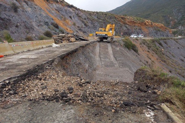 El tramo de carretera que une Cartagena y La Azohía hundido por las lluvias no estará arreglado hasta junio