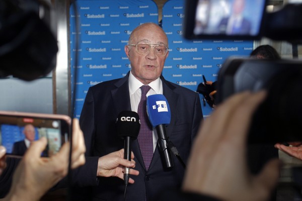 Banco Sabadell lleva a cabo una ronda de contactos para desanimar a los 'bajistas'