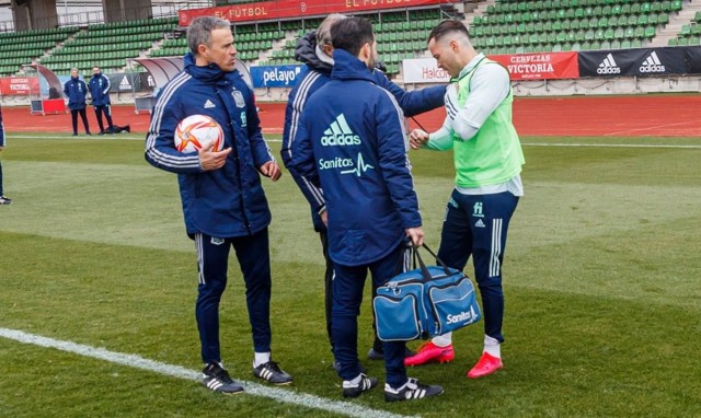 Raúl de Tomás abandona la concentración de la selección tras sufrir un golpe en el hombro
