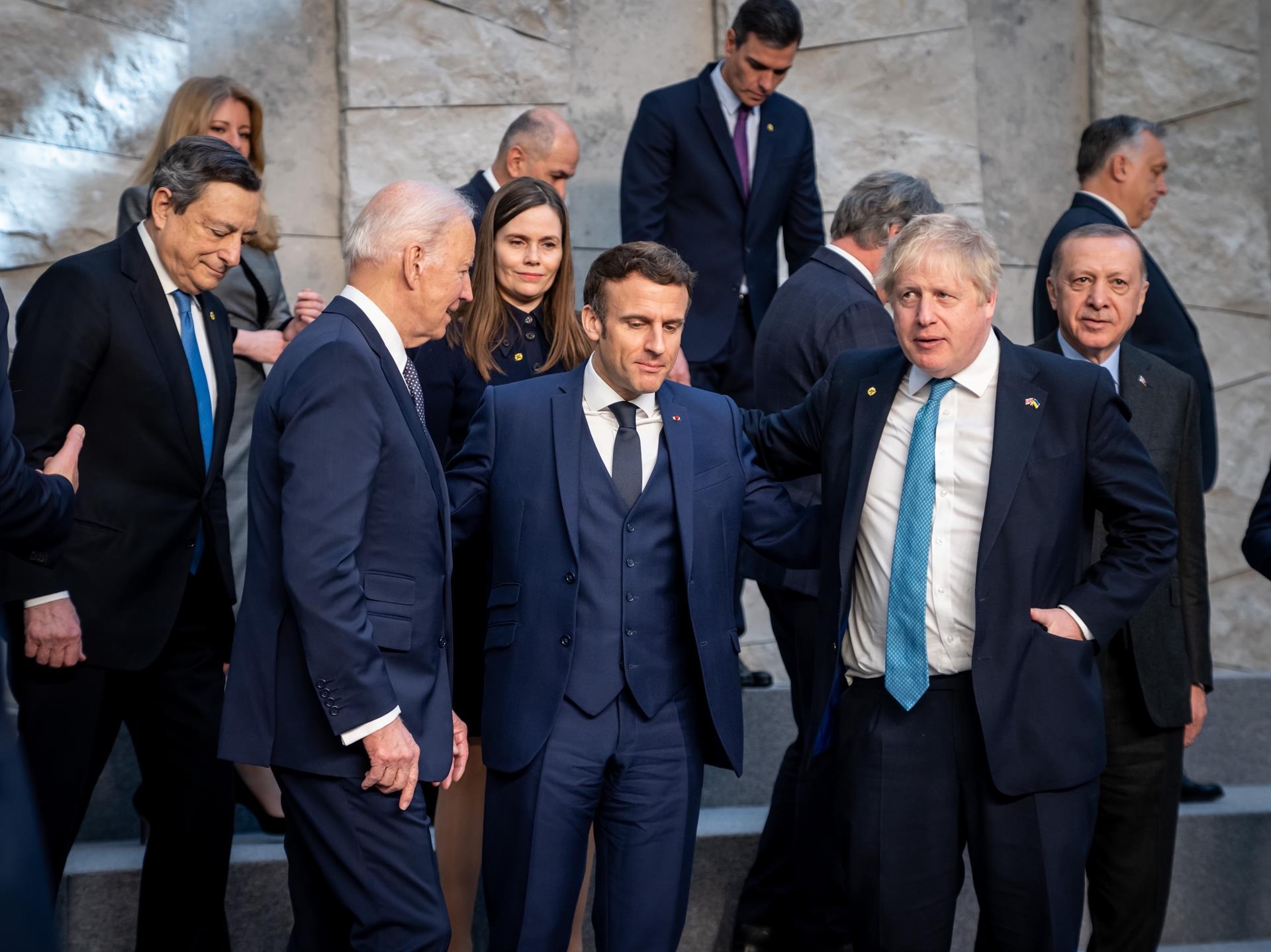 Los líderes de la OTAN pactan equipar a Ucrania contra ataques químicos y activan las defensas aliadas
