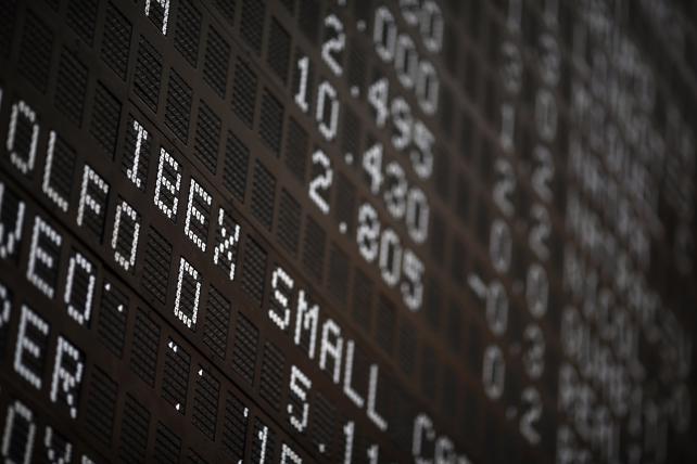 El Ibex 35 aguanta en torno a los 10.100 puntos a media sesión