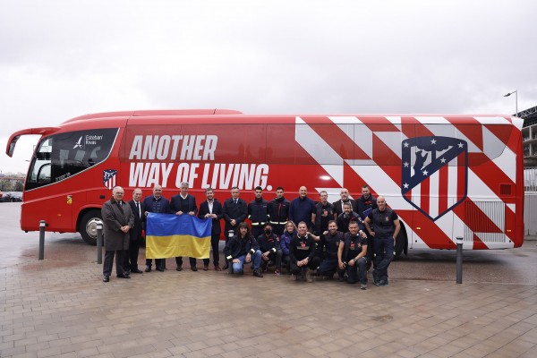 El autobús del Atlético de Madrid vuelve de Varsovia con 36 refugiados