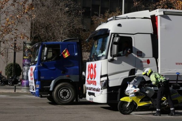 Los transportistas y el Gobierno confían en cerrar un acuerdo que acabe con el paro
