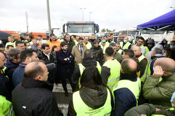 Miras se reúne con los camioneros y carga contra la 