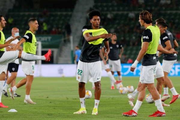 Competición estima parcialmente las alegaciones del Elche y suspende a Mojica por dos partidos