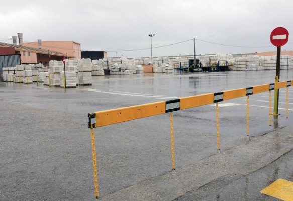 El azulejo ya alerta de problemas de suministro en las fábricas por el paro en el transporte