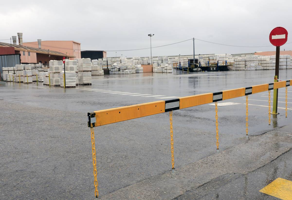 El azulejo ya alerta de problemas de suministro en las fábricas por el paro en el transporte