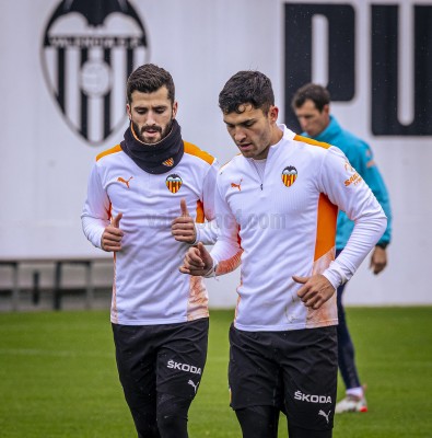 Gayà y Thierry se suman al grupo en Paterna