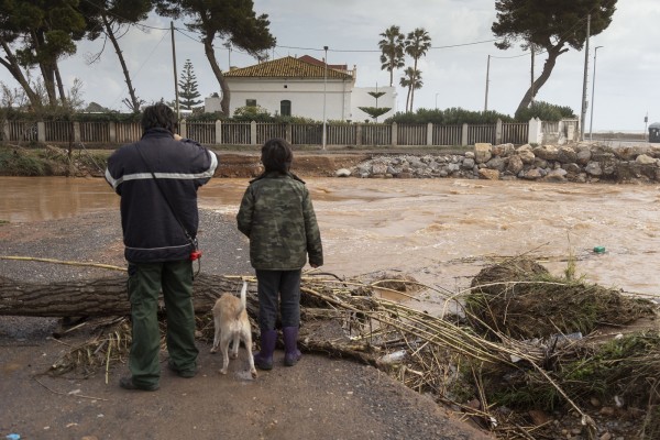 La lluvia bate récords y deja ya un reguero de daños en la provincia y la capital de la Plana