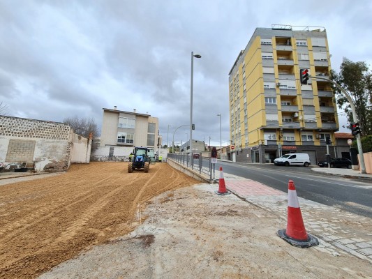 Elda inicia obras para acondicionar y pavimentar el aparcamiento público de la avenida de Sax