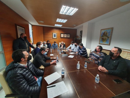 Calp se alía con empresarios y pescadores para preparar la lucha contra la piscifactoría

