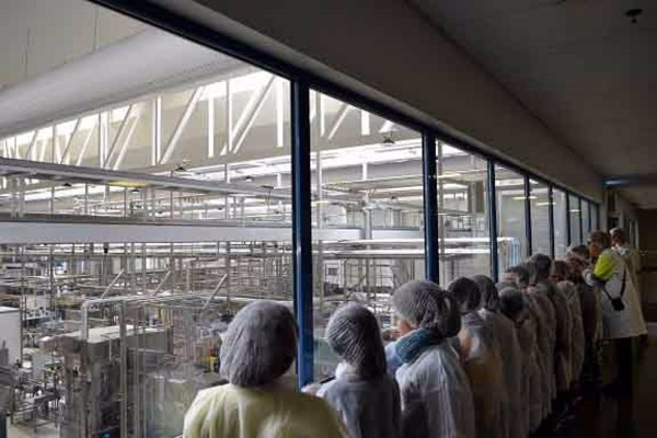 Danone advierte de una inminente ruptura de suministro en toda España por el paro del transporte