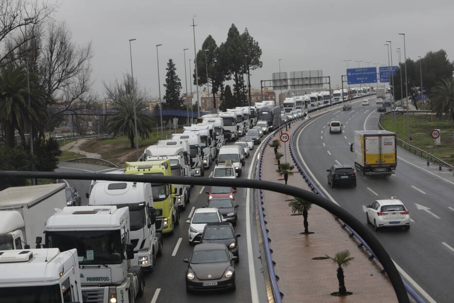 Marcha de transportistas, este lunes en València. Foto: EVA MÁÑEZ - 