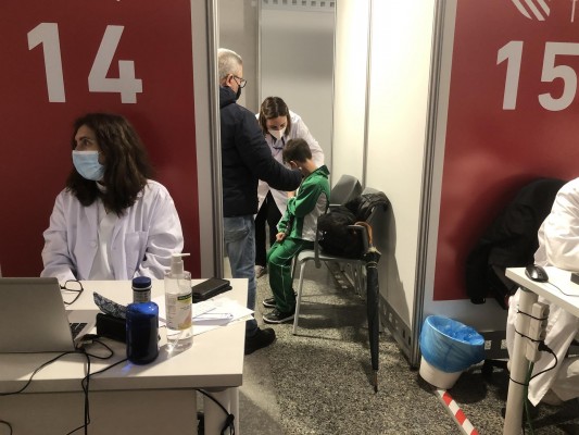 Sanidad retoma la administración de segundas dosis a menores pendientes de completar la pauta